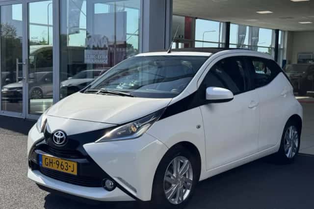 Toyota Aygo (2015) thumbnail 2
