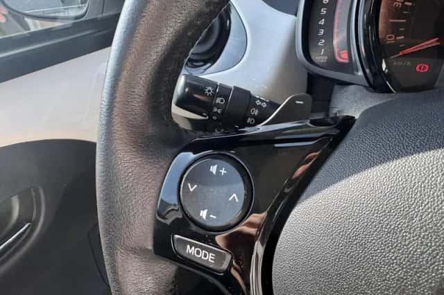 Toyota Aygo (2015) thumbnail 11