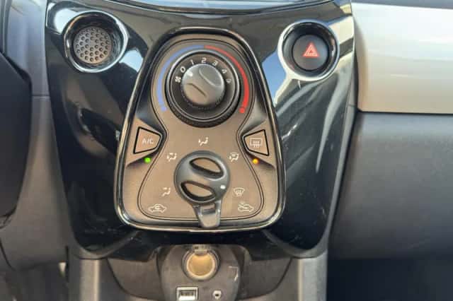 Toyota Aygo (2015) thumbnail 17