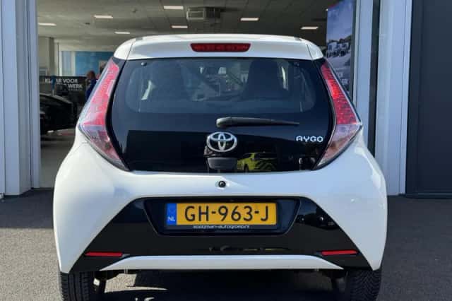 Toyota Aygo (2015) thumbnail 3