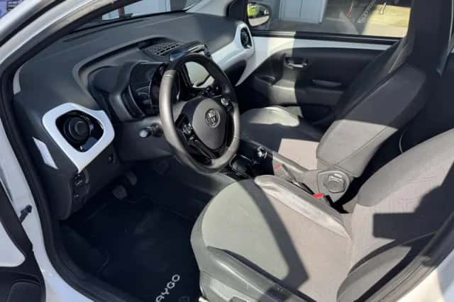 Toyota Aygo (2015) thumbnail 8
