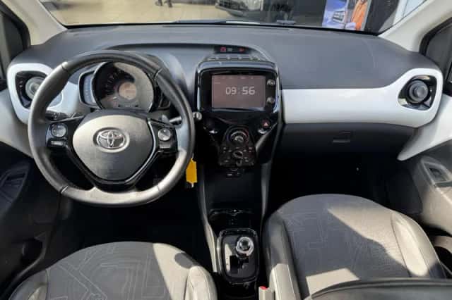 Toyota Aygo (2015) thumbnail 9