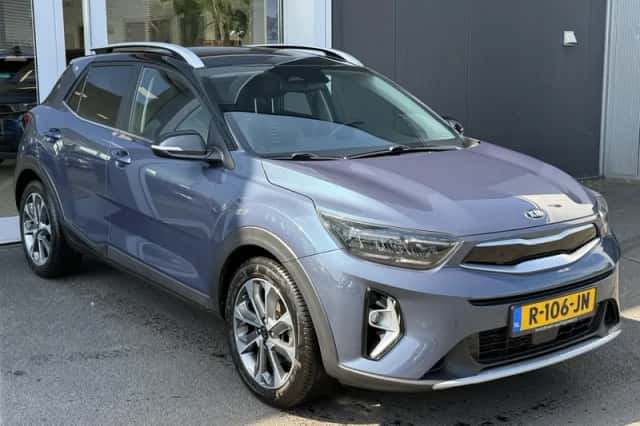 Kia Stonic (2021) thumbnail 2