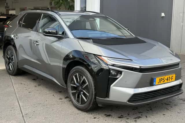 Toyota bZ4X (2025) thumbnail 3