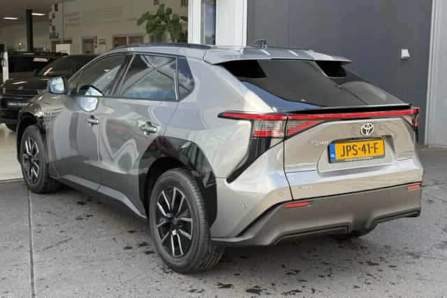 Toyota bZ4X (2025) thumbnail 6