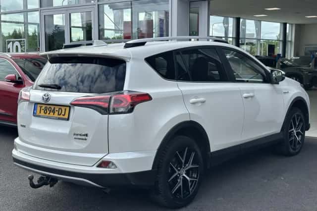 Toyota RAV4 (2018) thumbnail 3