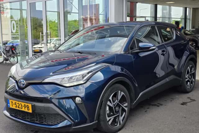 Toyota C-HR (2023) thumbnail 2