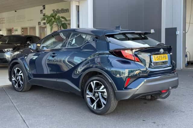 Toyota C-HR (2023) thumbnail 3
