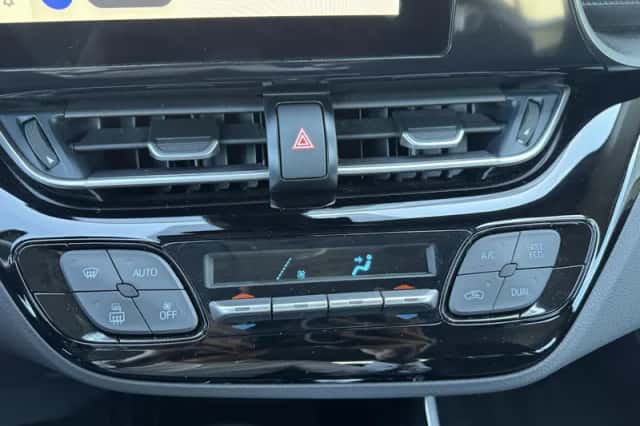 Toyota C-HR (2023) thumbnail 4