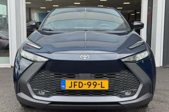 Toyota C-HR (2025) thumbnail 2