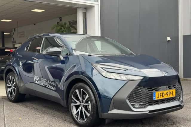 Toyota C-HR (2025) thumbnail 3