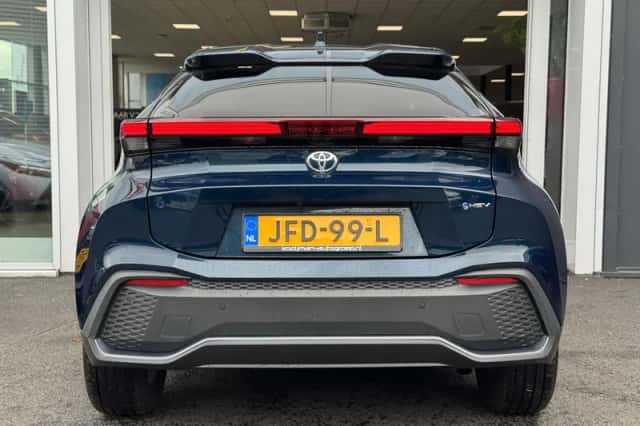 Toyota C-HR (2025) thumbnail 5