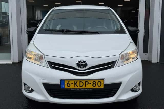 Toyota Yaris (2013) thumbnail 2