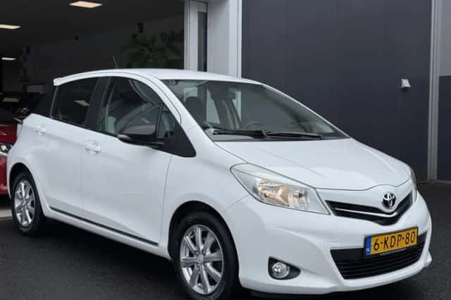 Toyota Yaris (2013) thumbnail 3