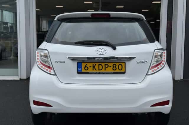 Toyota Yaris (2013) thumbnail 5
