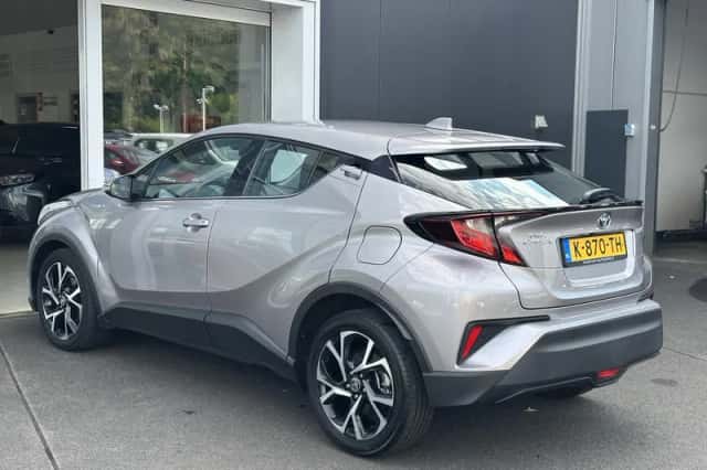 Toyota C-HR (2021) thumbnail 3