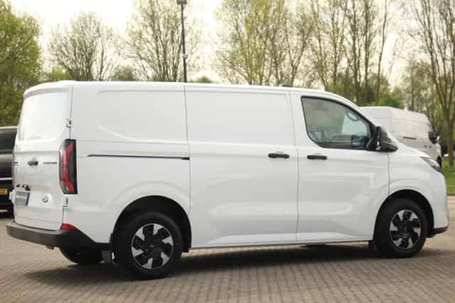 Ford E-Transit (2026) thumbnail 5
