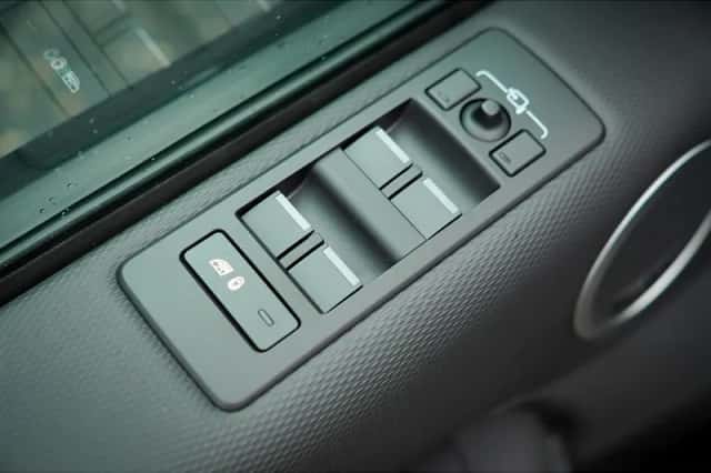 Land Rover Discovery (2024) thumbnail 15