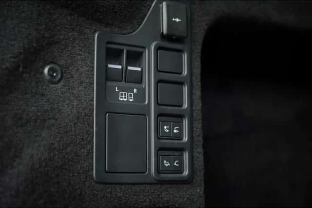Land Rover Discovery (2024) thumbnail 30