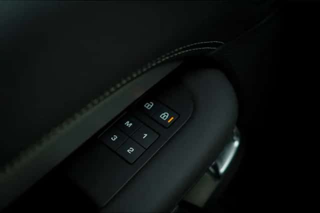 Land Rover Discovery (2024) thumbnail 50