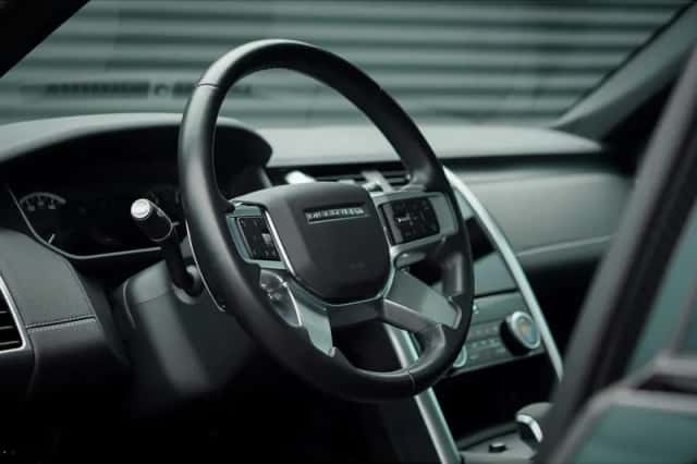Land Rover Discovery (2024) thumbnail 6