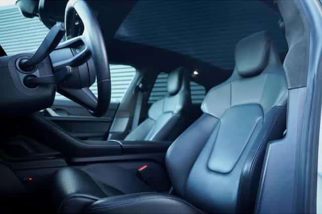 Porsche Taycan (2020) thumbnail 2