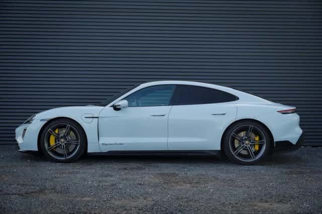 Porsche Taycan (2020) thumbnail 3