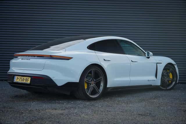 Porsche Taycan (2020) thumbnail 4