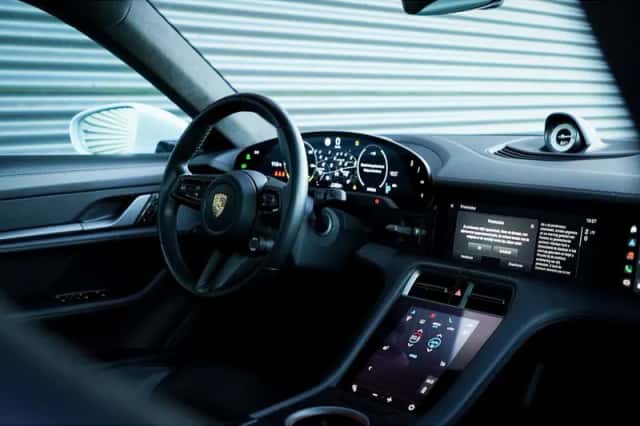 Porsche Taycan (2020) thumbnail 31
