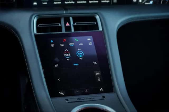 Porsche Taycan (2020) thumbnail 40