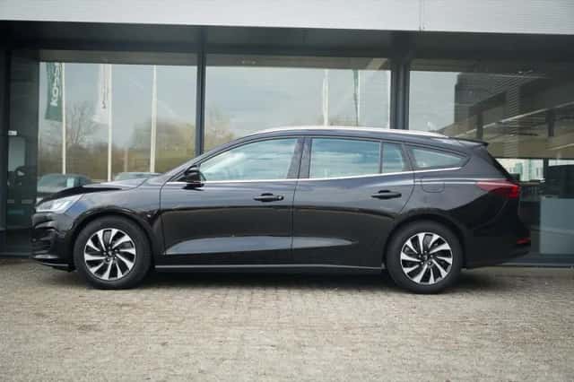 Ford Focus (2023) thumbnail 3