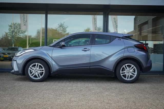 Toyota C-HR (2023) thumbnail 3