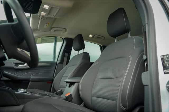 Ford Kuga (2022) thumbnail 2