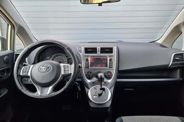 Toyota Verso (2013) thumbnail 2