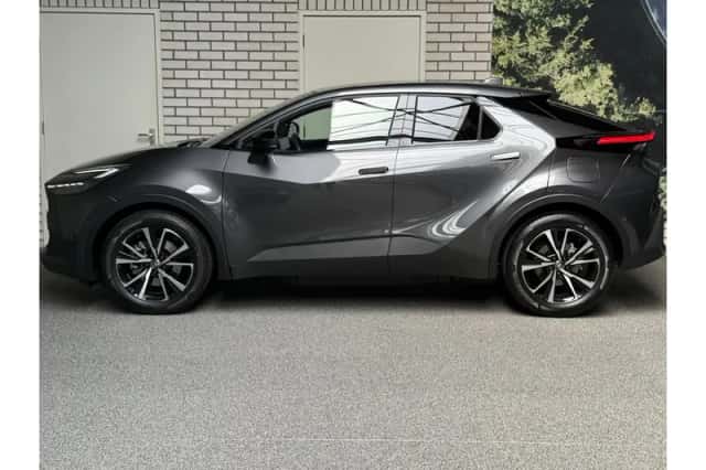 Toyota C-HR (2024) thumbnail 2