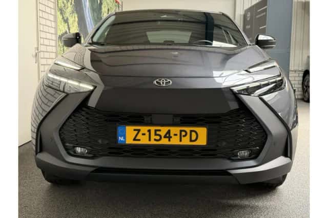 Toyota C-HR (2024) thumbnail 3