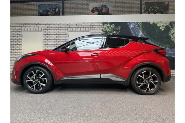 Toyota C-HR (2021) thumbnail 3