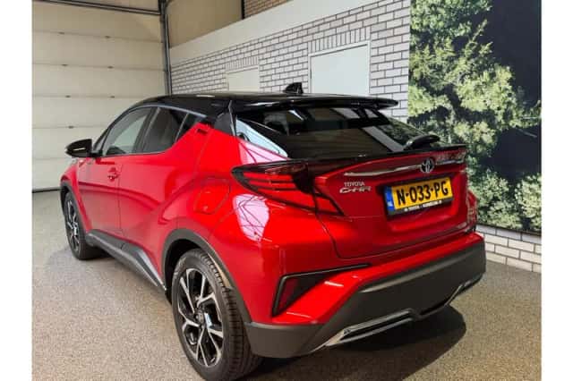 Toyota C-HR (2021) thumbnail 4