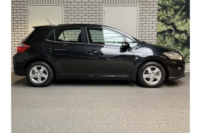 Toyota Auris (2012) thumbnail 3