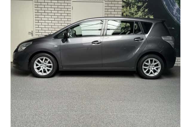 Toyota Verso (2011) thumbnail 2