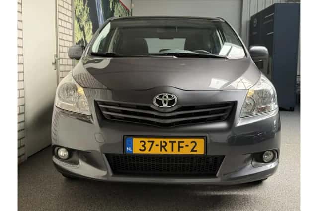 Toyota Verso (2011) thumbnail 3
