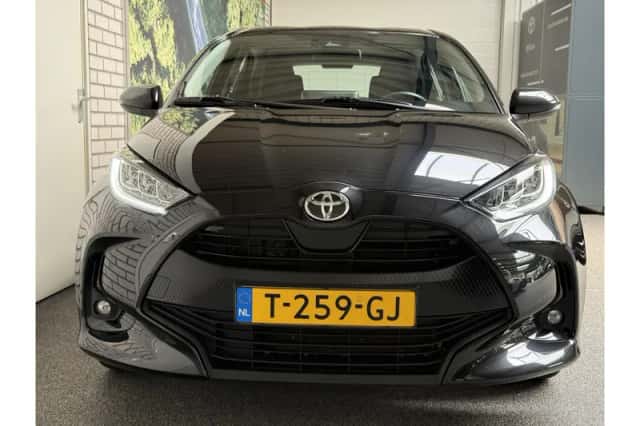 Toyota Yaris (2023) thumbnail 3