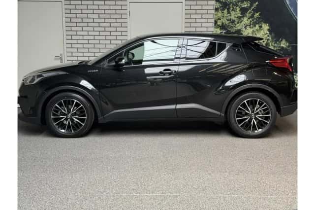 Toyota C-HR (2018) thumbnail 2