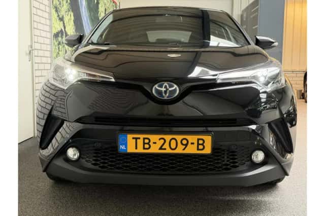Toyota C-HR (2018) thumbnail 3