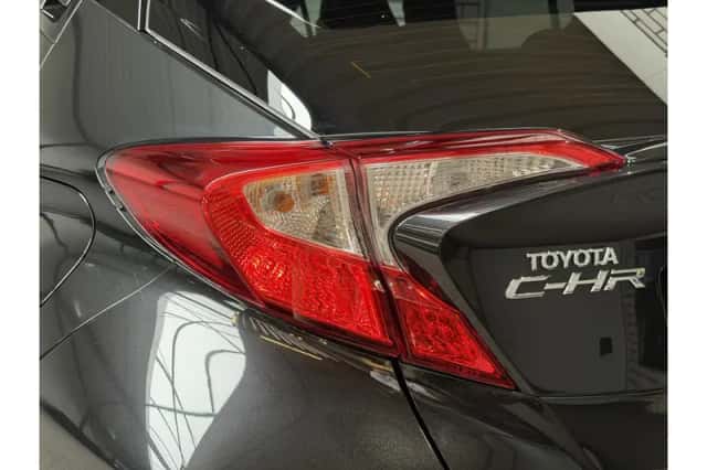 Toyota C-HR (2018) thumbnail 6