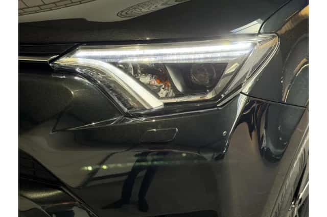 Toyota RAV4 (2018) thumbnail 3