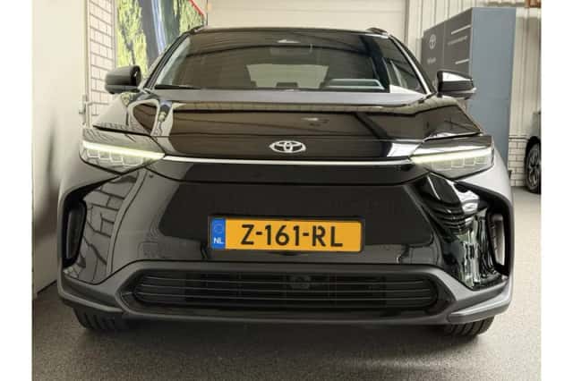 Toyota bZ4X (2024) thumbnail 3