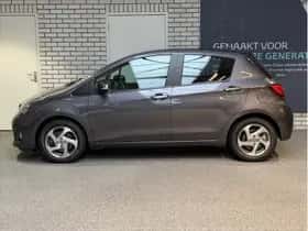 Toyota Yaris (2017) thumbnail 3