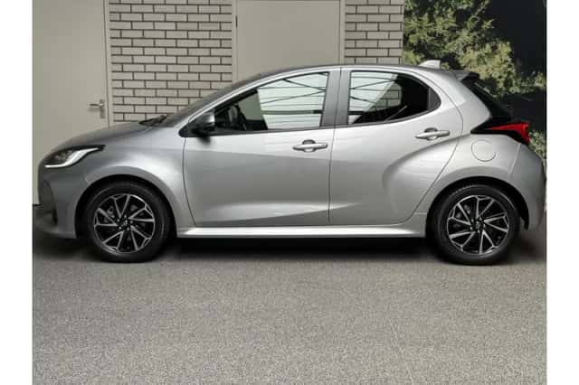 Toyota Yaris (2022) thumbnail 2