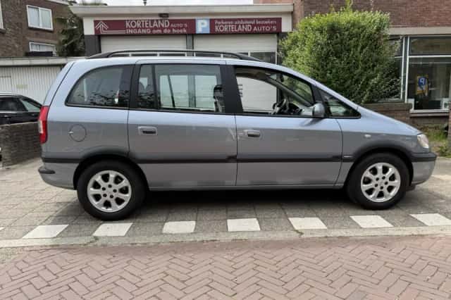 Opel Zafira (2003) thumbnail 3